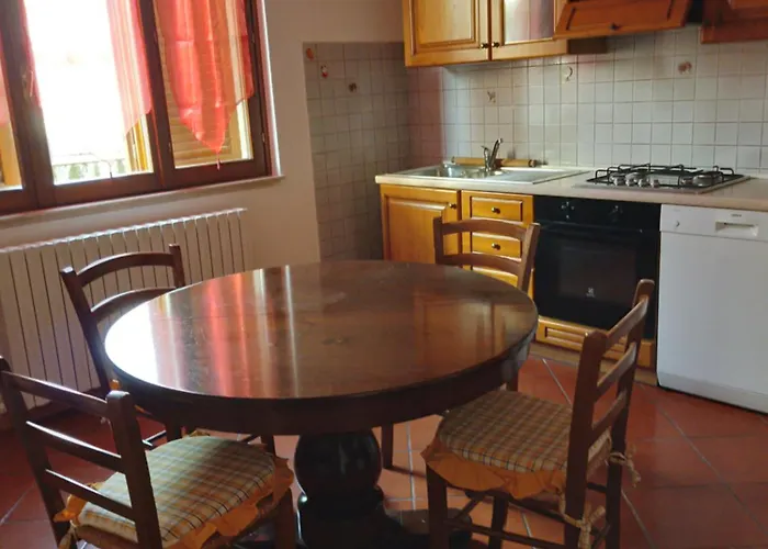 Casa Gatta Rossa Orange Cat House 페시아